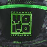 Mochila-Yolo-con-Ruedas-con-Compartimiento-Interno-para-Laptop-y-con-Malla-en-los-Laterales-para-llevar-Botella-Estampado-Color-Negro-con-Verde-2-27595